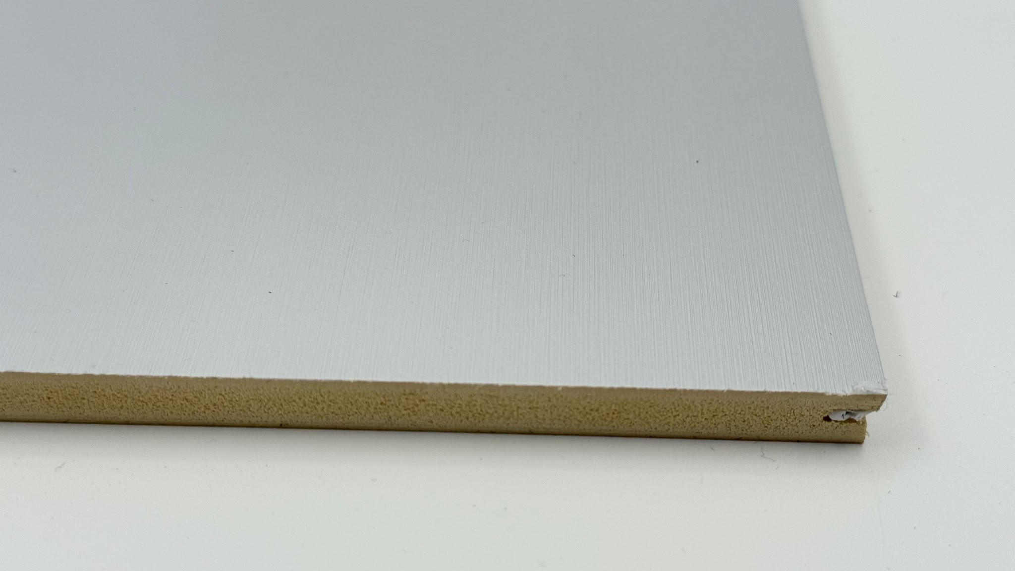 Detaliu cu textura fină de fibră de lemn a panoului decorativ C1039 gri perlat